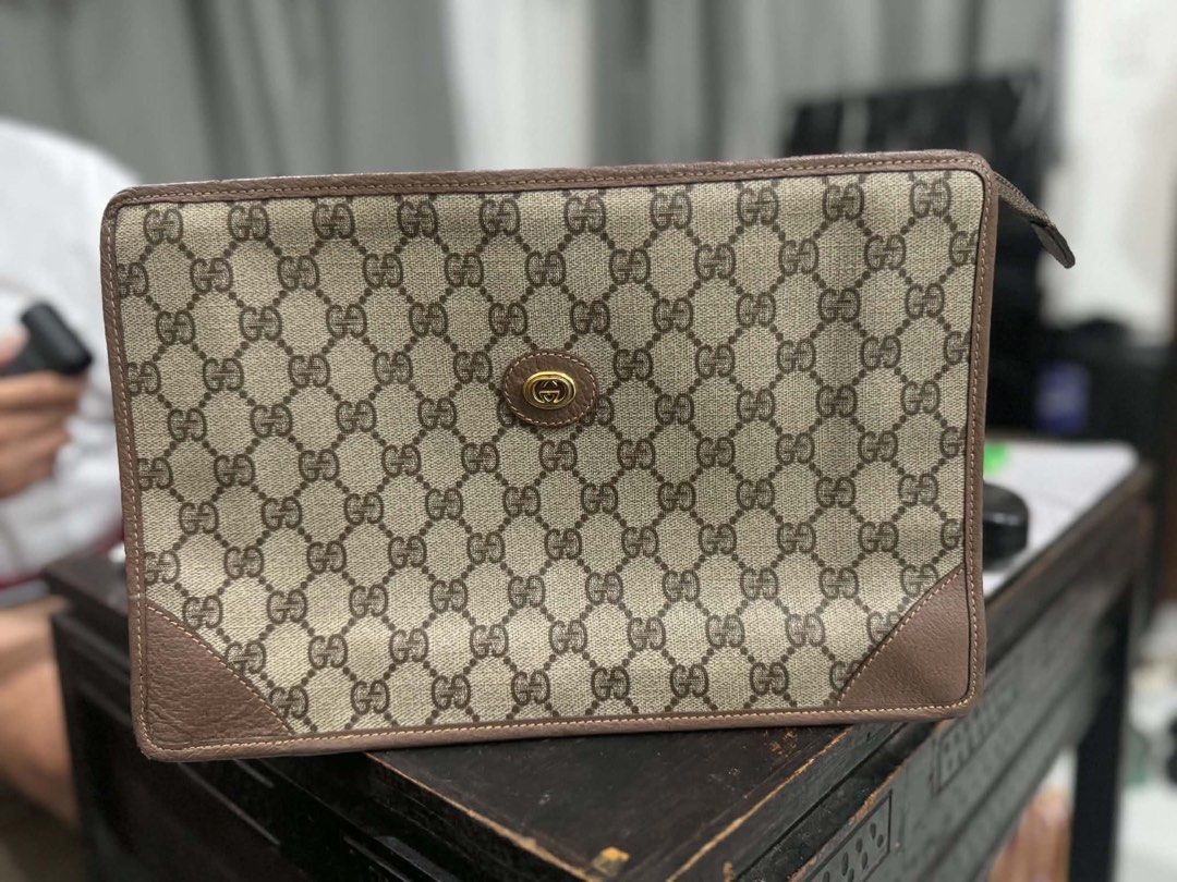 Gucci GG Supreme Clutch (Category: Luxury Bags & Wallets) located in Caloocan City. Submitted by twishqueenr (Listing ID 1449212733, Image 2). Description: In Pristine condition Clean inside out No holes No rips Can fit most ipad sizes Provided legit gucci dustbag .