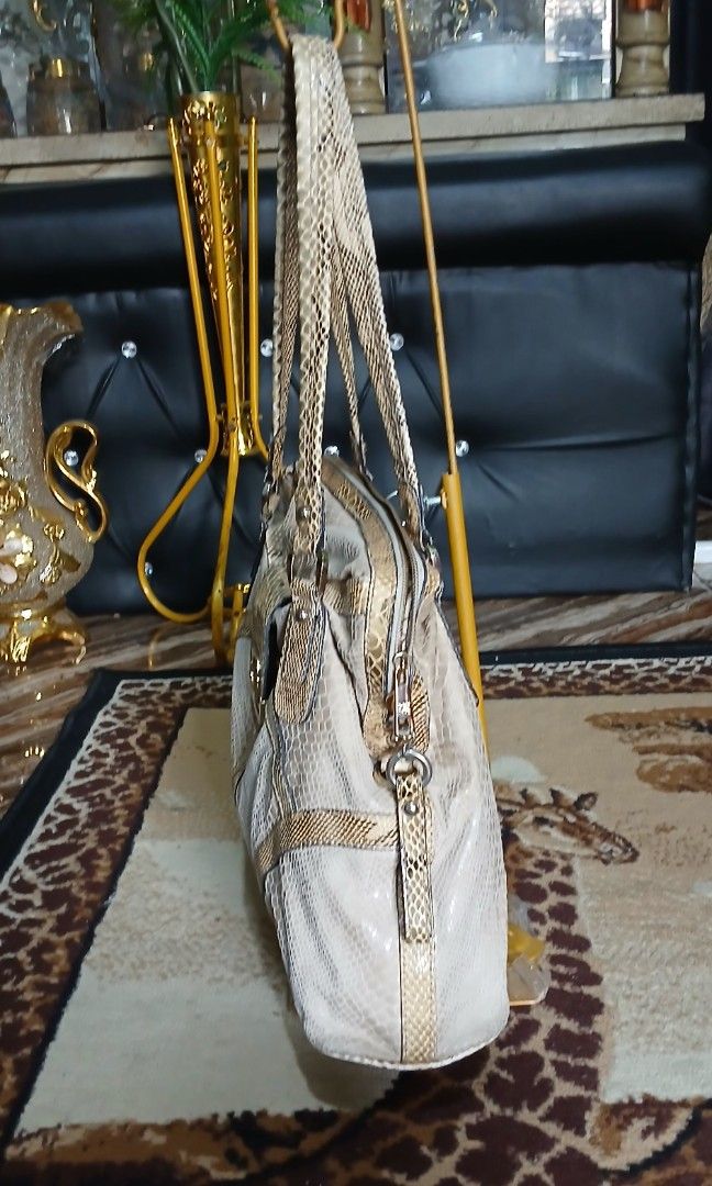 Guess bag preloved mewah (Kategori: Tas & Dompet) berada di Jakarta Pusat. Dikirim oleh twinst (ID iklan 1449137445, Gambar 2). Deskripsi: Tas masih bagus ya ka minus pemakiaan wajar aja tinggal di cuci biar makin cakep Lebar bawah 45 cm Lebar tengah 35 cm lebar atas 30cm Tinggi 31 cm.