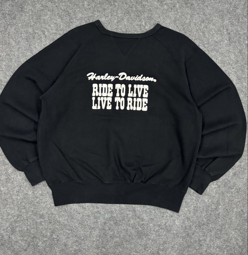 harley davidson sweatshirt (Category: Hoodies) located in Padang Serai. Submitted by paktamkacamata (Listing ID 1449311063, Image 1). Description: Warna - hitam Condition - item bunde sesuai digayakan‼️‼️ saiz - L pit-24 inch length/25.5 inch SEBELUM MEMBELI BOLE TENGOK GAMBAR DI ATAS SEBARANG PERTANYAAN BOLEH PM ITEM BUNDLE LIKE NEW ‼️.