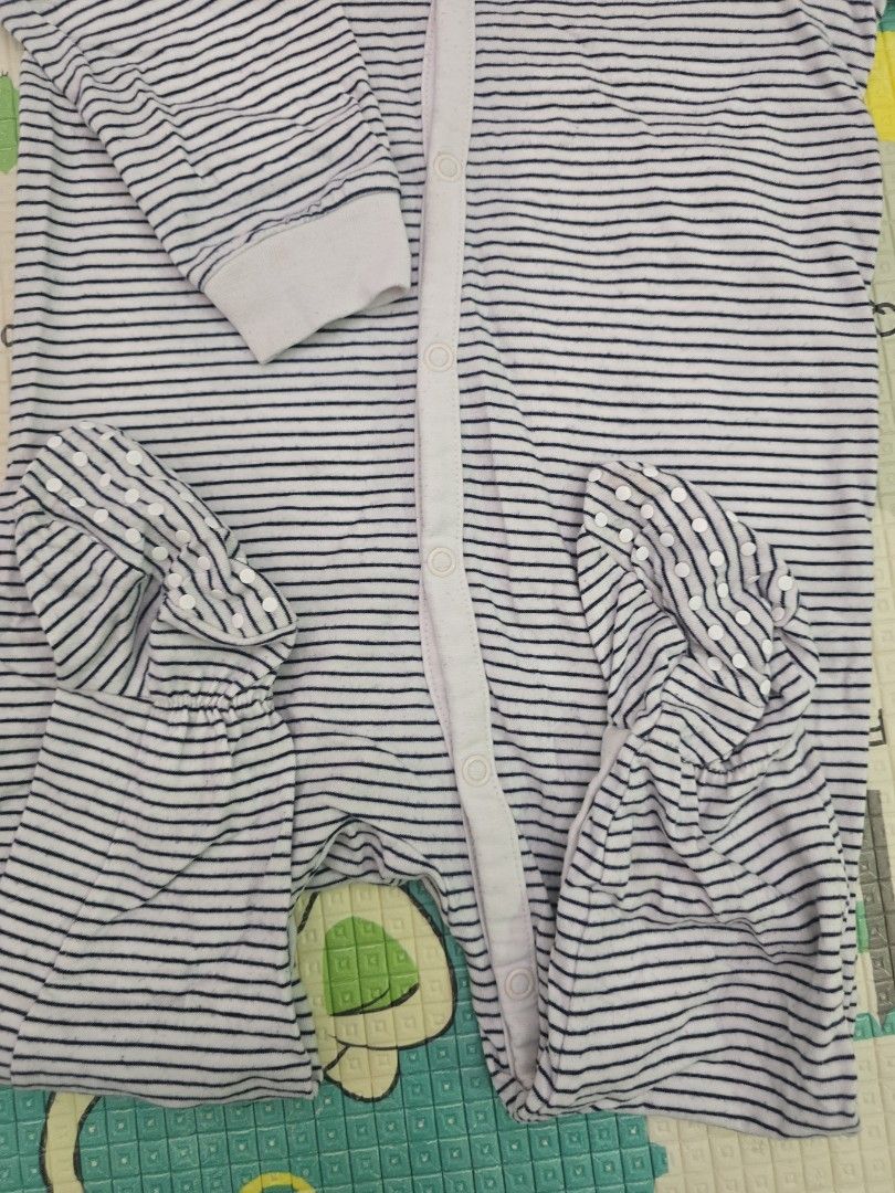 H&M Baby Striped Sleepsuit 9-12 Months (Category: Babies & Kids Fashion) located in Skudai. Submitted by shazwaniabdrahman (Listing ID 1449136152, Image 2). Description: - Brand: H&M - Size: 9-12 months - Design: Blue and white stripes - Features: Built-in feet, front zipper closure - Usage: Ideal for bedtime or lounging.