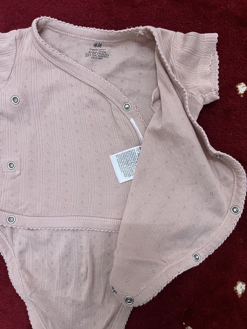 H&M Baby Wrap Bodysuit (2-4 months) (Category: Babies & Kids Fashion) located in Shah Alam. Submitted by hanini1995 (Listing ID 1449182482, Image 3). Description: - H&M baby wrap bodysuit - Made from soft organic cotton - Short sleeves with pretty scalloped trim - Easy snap closures (front & crotch) - Adorable all-over eyelet details - Perfect for newborns & infants.
