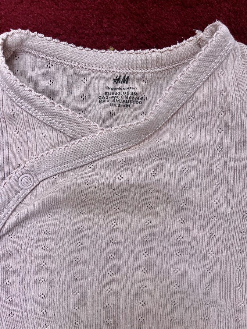 H&M Baby Wrap Bodysuit (2-4 months) (Category: Babies & Kids Fashion) located in Shah Alam. Submitted by hanini1995 (Listing ID 1449182482, Image 2). Description: - H&M baby wrap bodysuit - Made from soft organic cotton - Short sleeves with pretty scalloped trim - Easy snap closures (front & crotch) - Adorable all-over eyelet details - Perfect for newborns & infants.