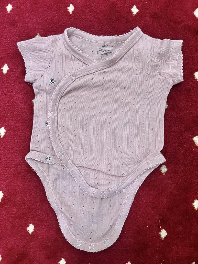H&M Baby Wrap Bodysuit (2-4 months) (Category: Babies & Kids Fashion) located in Shah Alam. Submitted by hanini1995 (Listing ID 1449182482, Image 1). Description: - H&M baby wrap bodysuit - Made from soft organic cotton - Short sleeves with pretty scalloped trim - Easy snap closures (front & crotch) - Adorable all-over eyelet details - Perfect for newborns & infants.