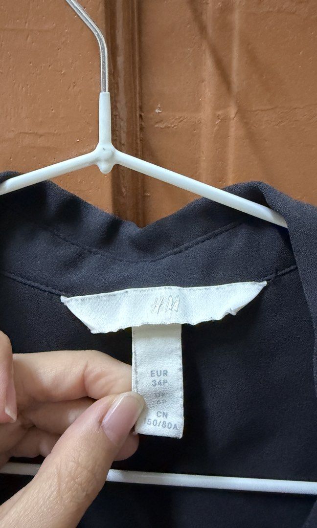 H&M Black Collar Blouse (Category: Blouses) located in Puchong. Submitted by meluvdaisy (Listing ID 1449306513, Image 2). Description: - h&m size s - condition 10/10 - chiffon material - selling because it didnt fit me anymore :’) -postage add rm7.