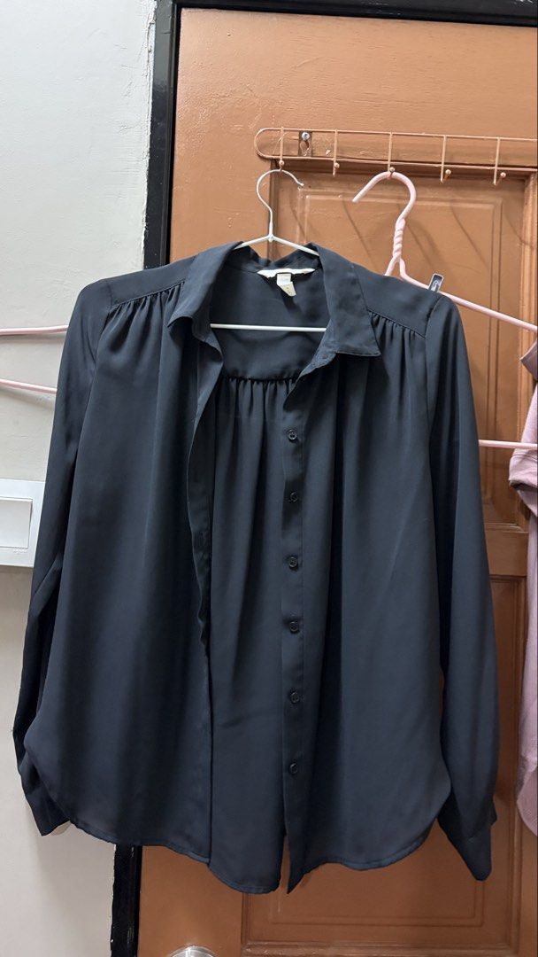 H&M Black Collar Blouse (Category: Blouses) located in Puchong. Submitted by meluvdaisy (Listing ID 1449306513, Image 1). Description: - h&m size s - condition 10/10 - chiffon material - selling because it didnt fit me anymore :’) -postage add rm7.
