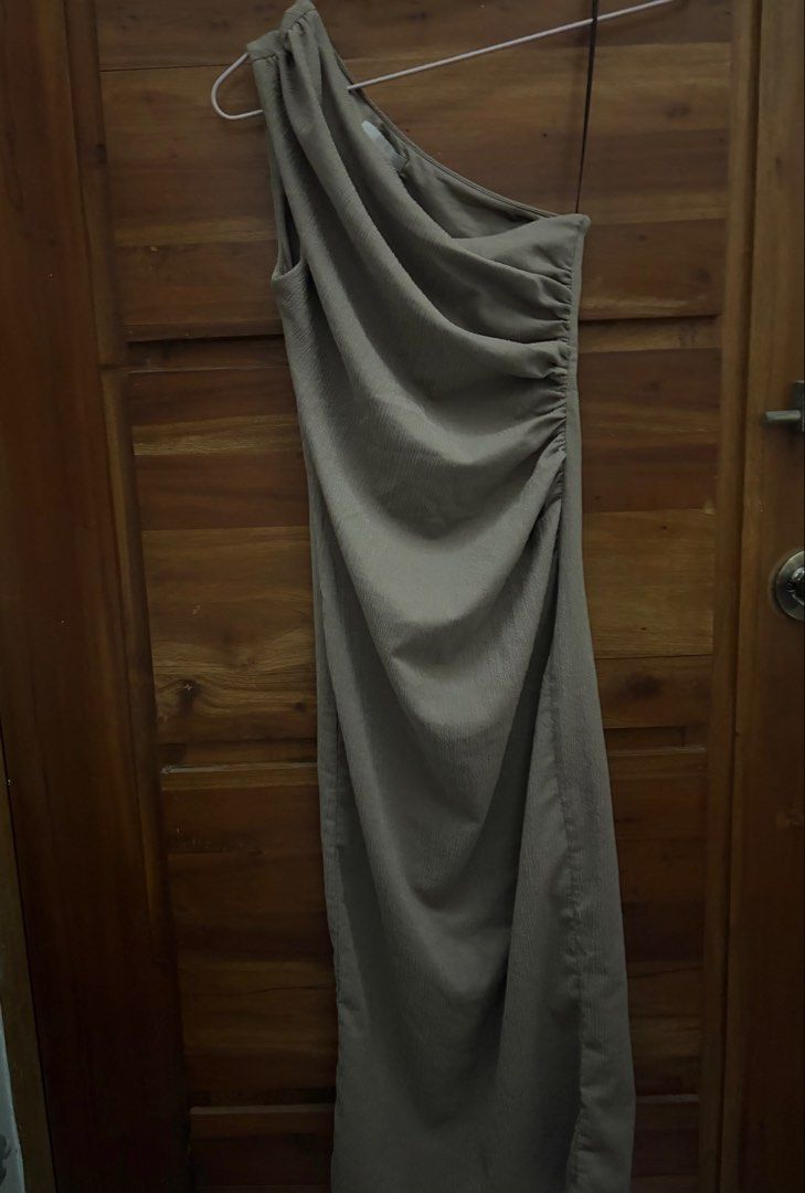H&M Draped Midi Dress (Category: Dresses) located in Cebu City. Submitted by declutterie13 (Listing ID 1449235457, Image 1). Description: .