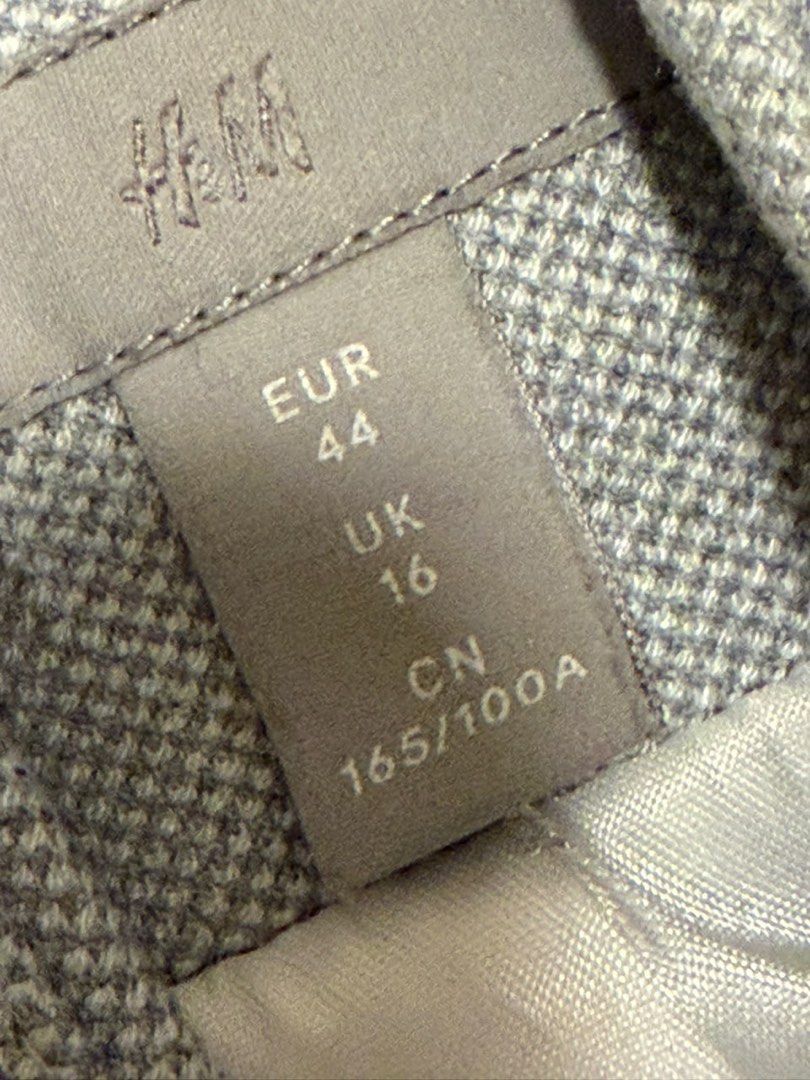H&M GREY BLAZER (Category: Coats, Jackets and Outerwear) located in Shah Alam. Submitted by sabibie (Listing ID 1449271932, Image 3). Description: Livhtly used blazer Brand H&M .