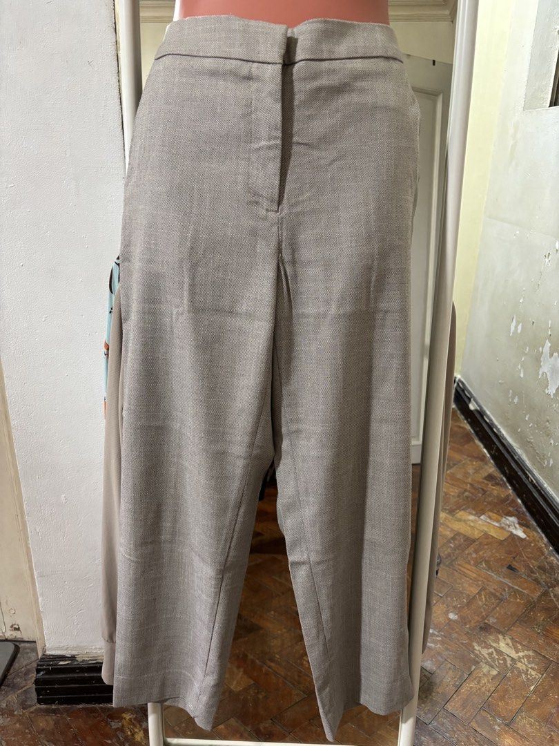 H&M Grey Linen Blend Cropped Pants (Category: Other Bottoms) located in Bacoor. Submitted by shamraq (Listing ID 1449202751, Image 1). Description: - Grey cropped pants from H&M - Comfortable linen blend fabric - Zip fly with button closure - Two functional back pockets - Elasticated waistband at the back for a perfect fit - Cropped length with a stylish hem slit - Versatile for casual outings or office wear.