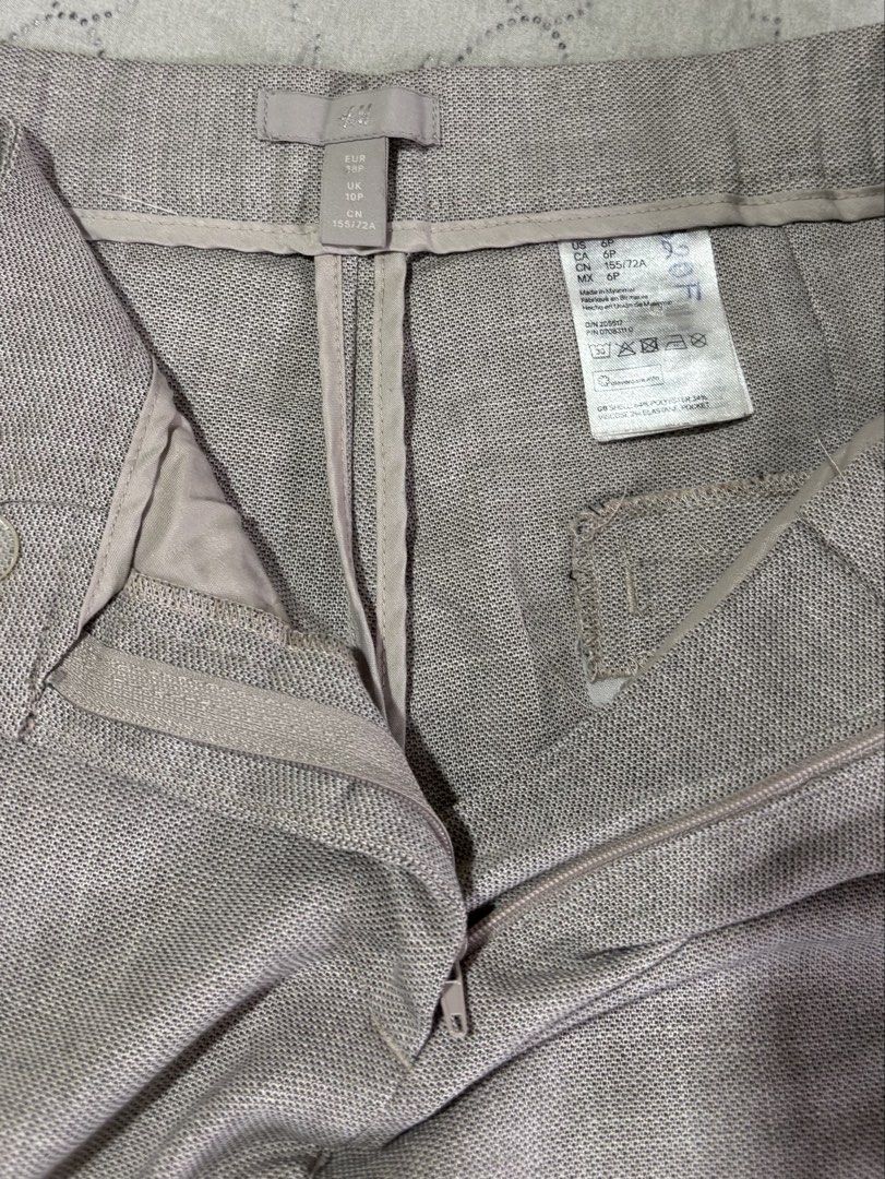 H&M Grey Linen Blend Cropped Pants (Category: Other Bottoms) located in Bacoor. Submitted by shamraq (Listing ID 1449202751, Image 3). Description: - Grey cropped pants from H&M - Comfortable linen blend fabric - Zip fly with button closure - Two functional back pockets - Elasticated waistband at the back for a perfect fit - Cropped length with a stylish hem slit - Versatile for casual outings or office wear.