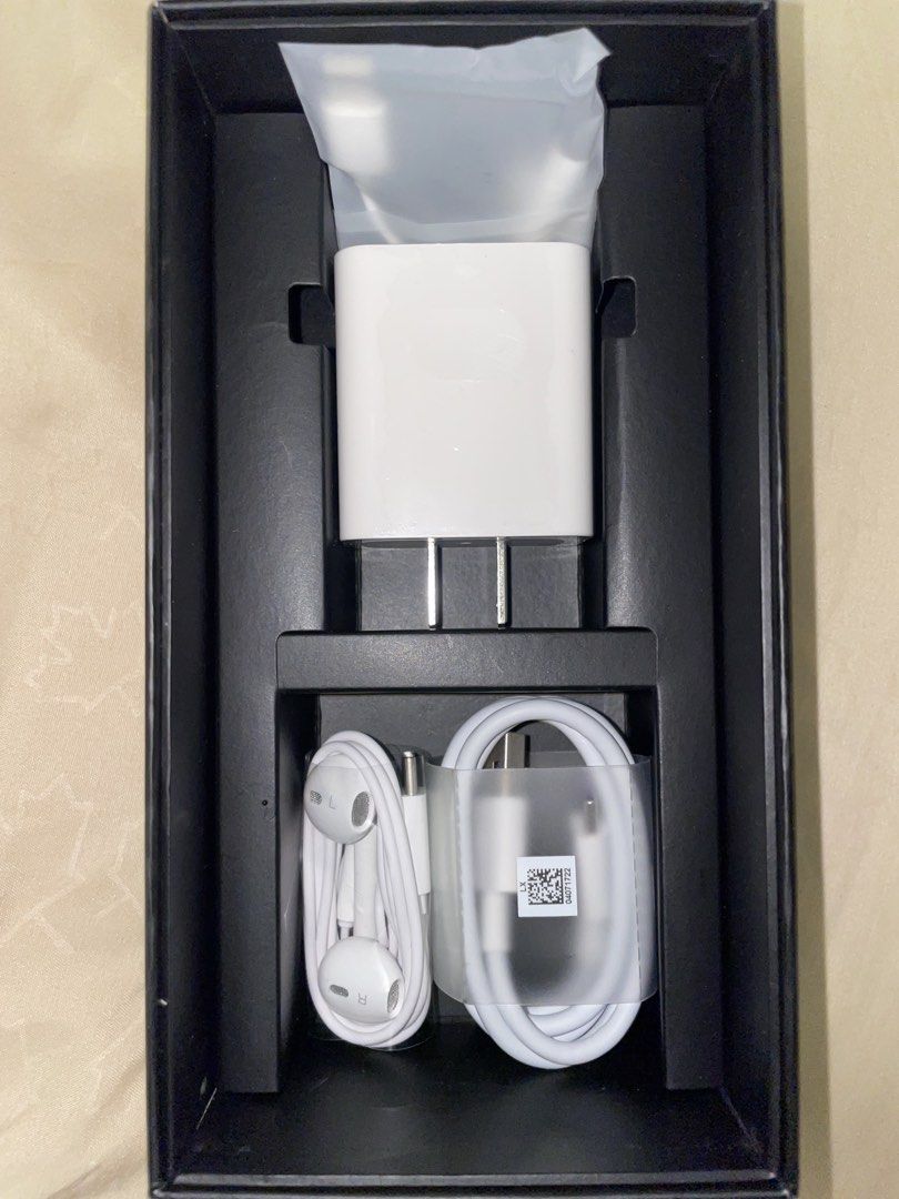 Huawei Mate20 Pro (Category: Huawei) located in Del Monte. Submitted by aleckpo (Listing ID 1449285836, Image 3). Description: - Huawei Mate 20 Pro - Includes original box and accessories - Screen has visible shatter - Features Leica triple camera Issue: glitching lcd display Price: 2,500 negotiable Terms: As is where is.