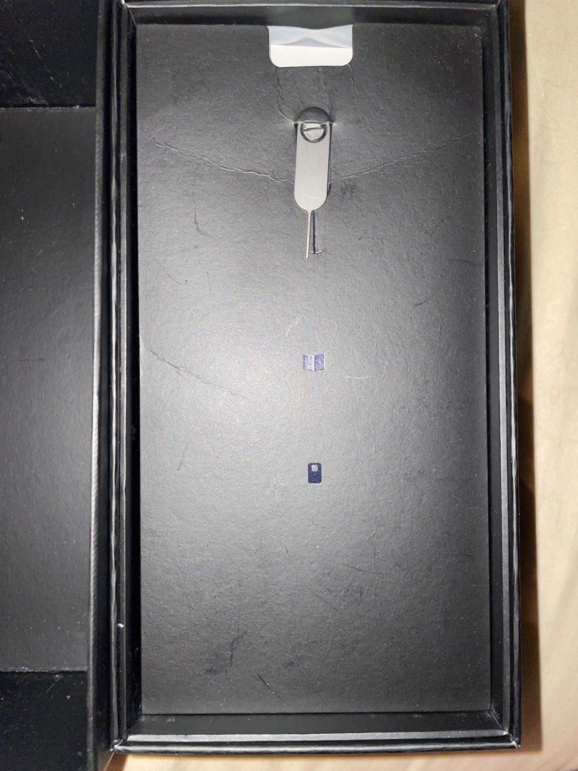 Huawei Mate20 Pro (Category: Huawei) located in Del Monte. Submitted by aleckpo (Listing ID 1449285836, Image 2). Description: - Huawei Mate 20 Pro - Includes original box and accessories - Screen has visible shatter - Features Leica triple camera Issue: glitching lcd display Price: 2,500 negotiable Terms: As is where is.
