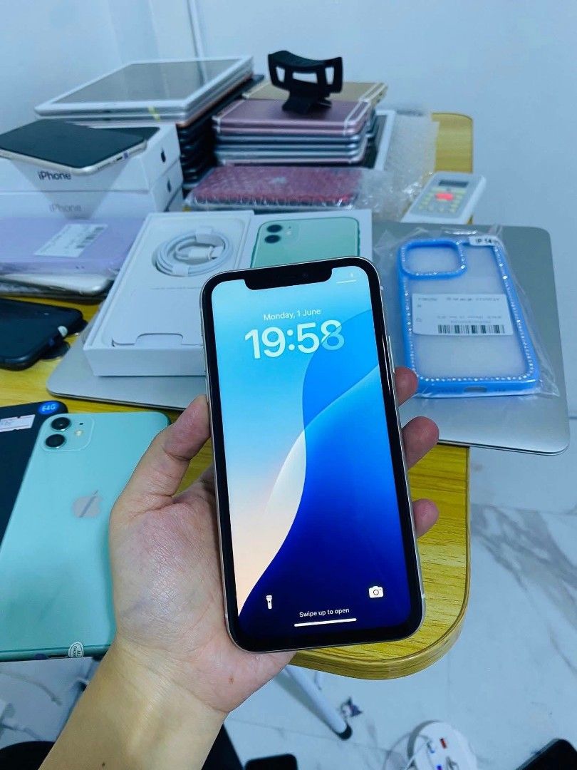 iPhone 11 (Category: iPhone 11 Series) located in Manila. Submitted by charms.krystal (Listing ID 1449198443, Image 3). Description: iPhone 11 64gb 8000 128gb 9500.
