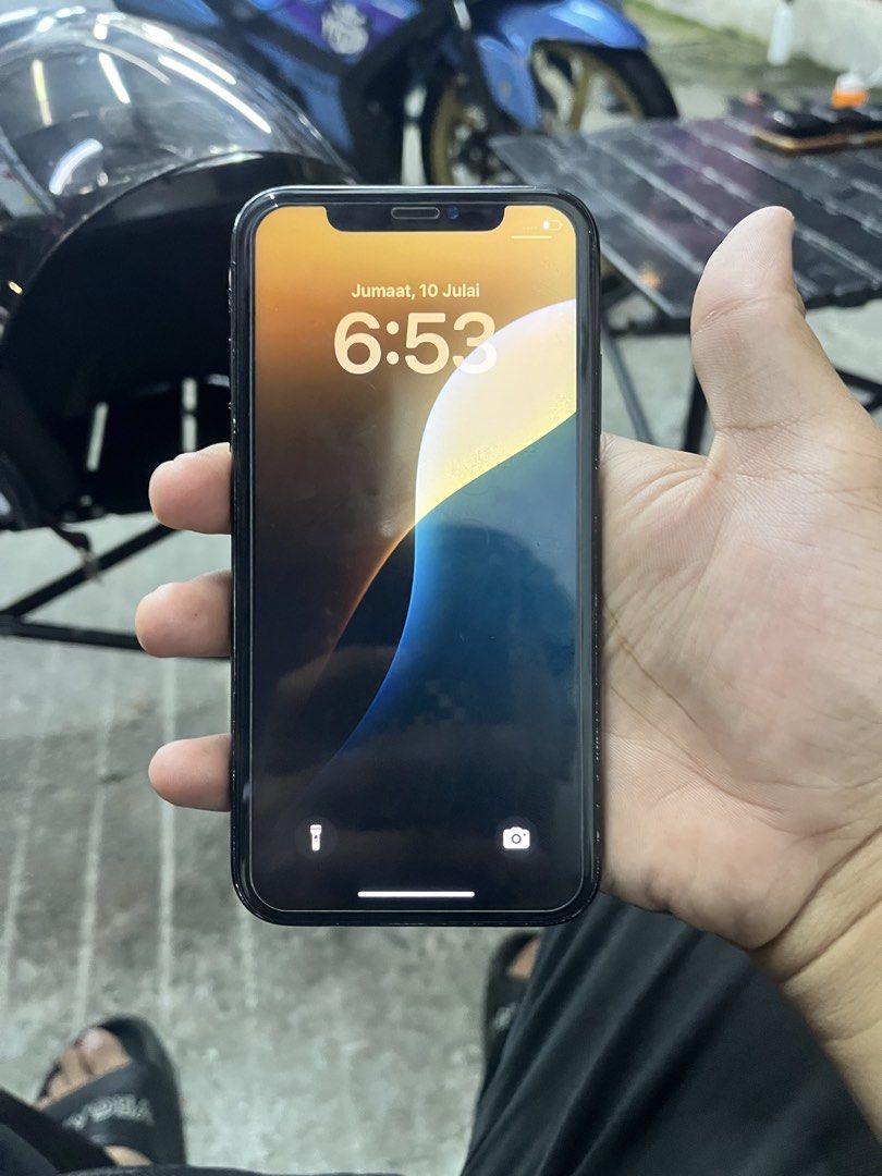 Iphone xr 64gb (Category: iPhone X Series) located in Shah Alam. Submitted by ahmadzubai61226 (Listing ID 1449189762, Image 2). Description: Face id❌ Bateri dh tukar 85%.