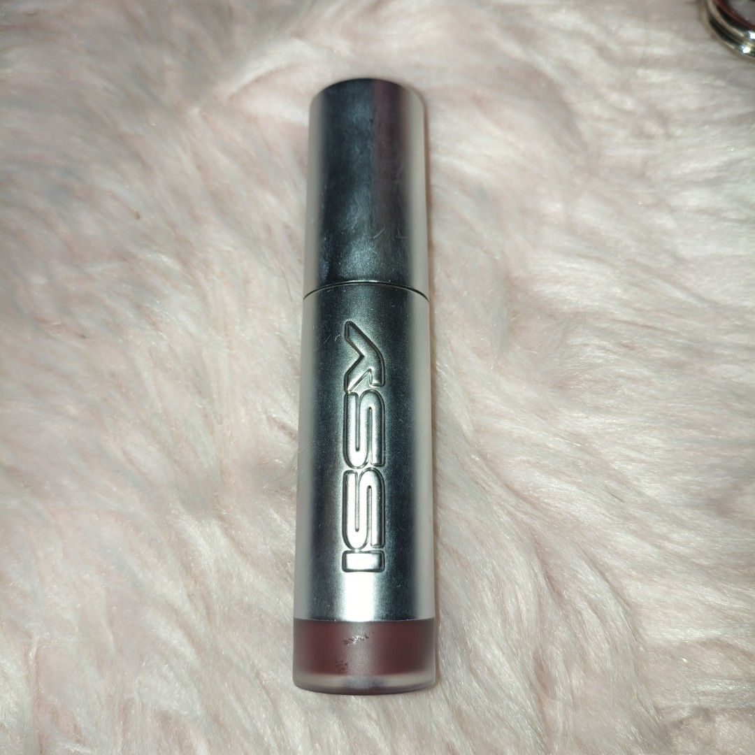 Issy Set (Safeword and Rogue) (Category: Makeup) located in Manila. Submitted by meizacake (Listing ID 1449217941, Image 2). Description: Issy Set ( safeword and rogue) ❛ 🎀 Shade : Safeword & Rogue ❛ 🩰Condition : Swatched once ❛ 🍡 Rfs: Doesn't suit for my skintone - Issy's package broken kasi napwersa pag-open 🥹 ❛ 🍥 Mode of Payment : gcash/paymaya ❛ 🍬 Mode of Delivery : J&T.