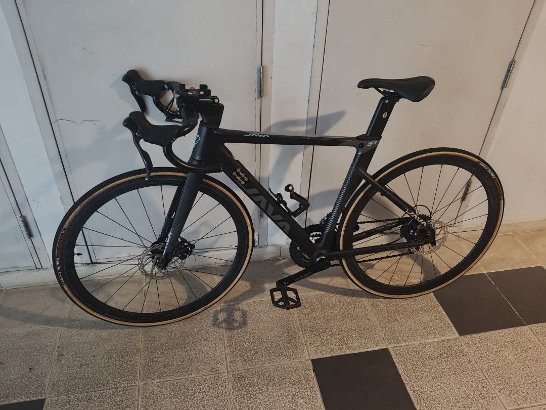 JAVA Siluro 3 (Category: Bicycles) located in Singapore. Submitted by eeyuh (Listing ID 1449218596, Image 2). Description: Java Siluro 3 full aloy bike ( only the fork is full carbon) Bike still works just not smooth. Washed and reoiled the chains. Needs reservicing. Brakes are worn out, need to put on handlebar tape, wheels are also worn out, rusty nuts and bolts, gear still works just not smooth, gear and chains are a bit rusty, hence selling c