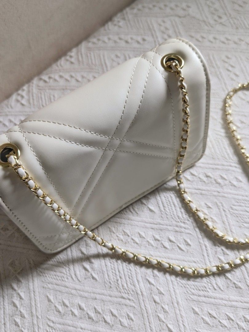Jovanni Slingbag (Category: Luxury Bags & Wallets) located in Pasig City. Submitted by jncvllnv (Listing ID 1449142140, Image 2). Description: Well used See photo for issues.