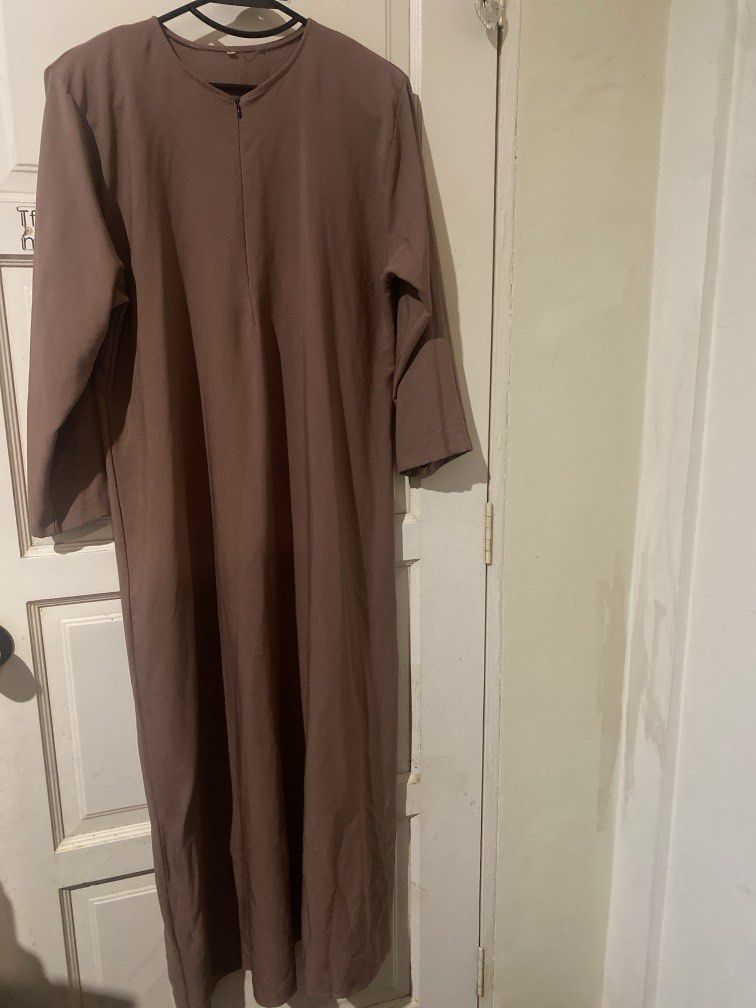 Jubah Plain (Preloved by Enaz) (Category: Kaftans & Jubahs) located in Kuching. Submitted by enaz_aurora (Listing ID 1449205972, Image 1). Description: Size 46 /xxl Dada : 46 inci Bahu : 18 inci Labuh: 56 inci +- .