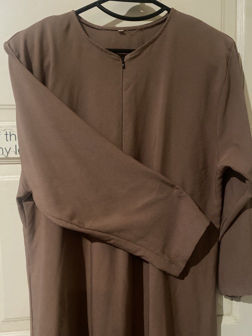Jubah Plain (Preloved by Enaz) (Category: Kaftans & Jubahs) located in Kuching. Submitted by enaz_aurora (Listing ID 1449205972, Image 2). Description: Size 46 /xxl Dada : 46 inci Bahu : 18 inci Labuh: 56 inci +- .