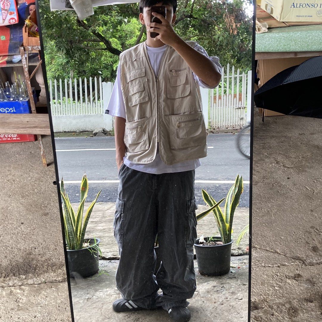 KAROCA MULTI POCKET UTILITY BEST (Category: Vests) located in San Pablo. Submitted by 3tresfinds (Listing ID 1449165458, Image 1). Description: PM FOR MORE INFO.