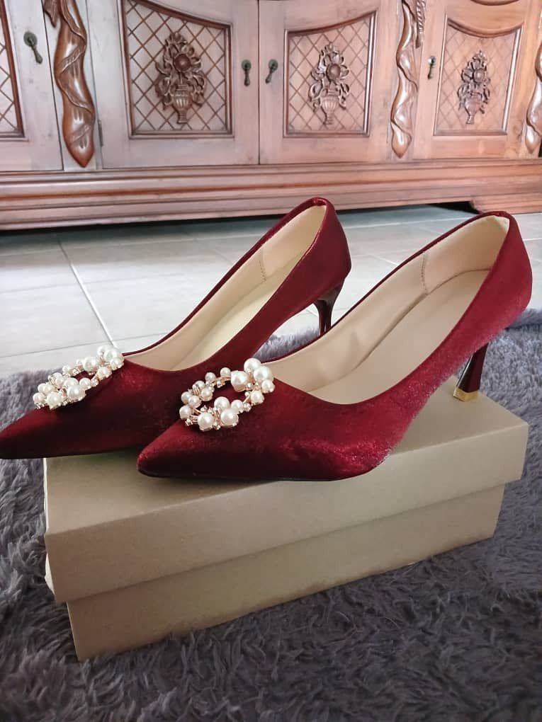 Kasut Kahwin Maroon (Category: Heels) located in Kuala Lumpur. Submitted by bellyomon (Listing ID 1449224021, Image 1). Description: Hanya dipakai sekali semasa perkahwinan. Hubungi saya untuk lebih gambar. Free white shawl & veils (jika masih ada).