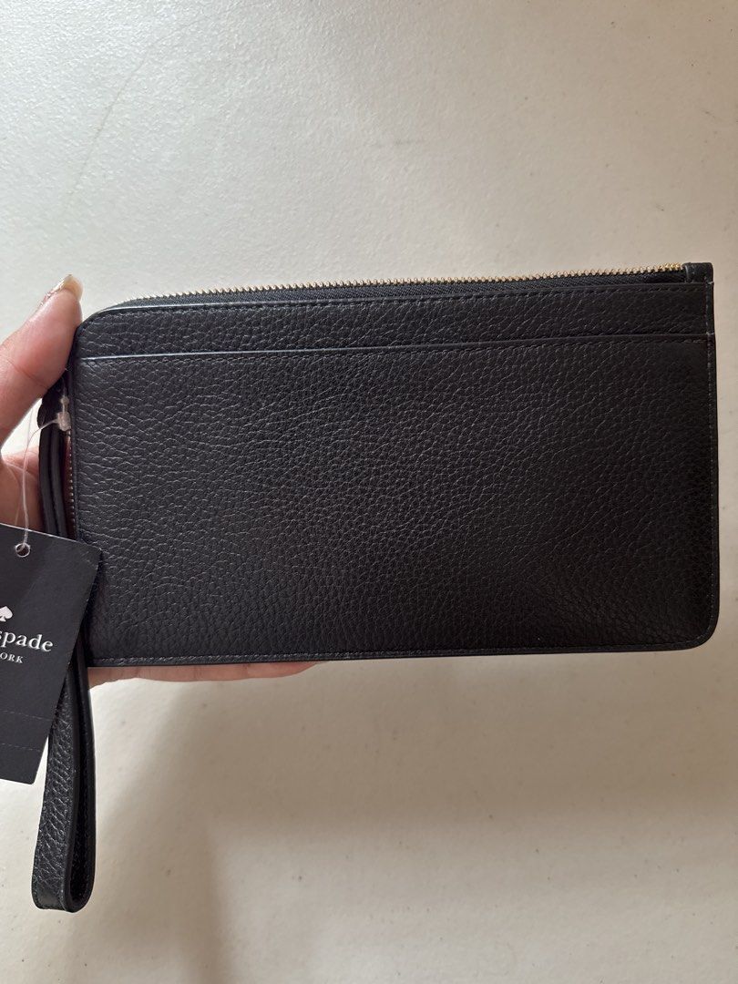 Kate Spade Large Wristlet (Category: Wallets & Card holders) located in Los Banos. Submitted by declutterbycee (Listing ID 1449327036, Image 3). Description: .