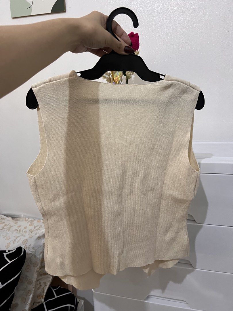 Korean Knitted Vest Top Khaki (Category: Sleeveless) located in Manila. Submitted by 444ki (Listing ID 1449220258, Image 3). Description: Korean Knitted Vest Top Khaki Small to medium.