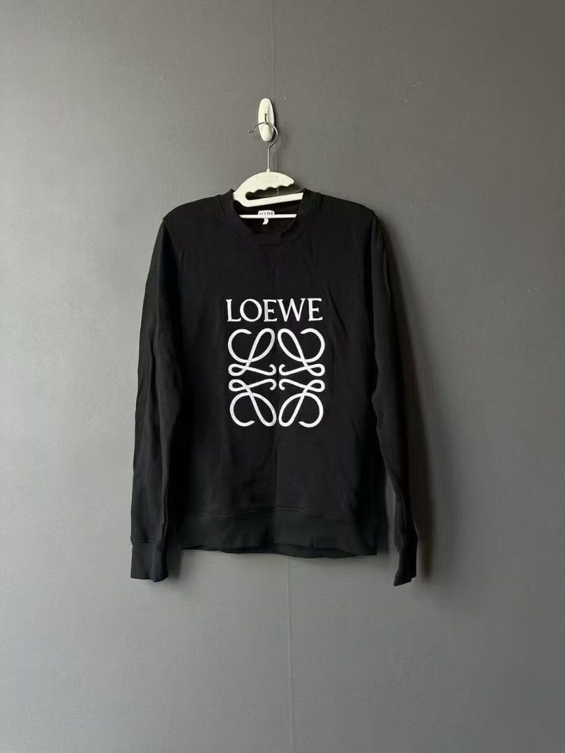 由 wd.select.shop (刊登 ID 1449128396，圖片 3) 提交，位於 桃園市 (Taoyuan) 的 Loewe長袖 (類別：精品服飾)，說明：*商品約五至七天到台 *保證正品歡迎驗貨 *精品代購 【商品】: 長袖 【狀況】: 如圖 【尺寸】: M/M 【價格】: 9880/9880 【備註】：匯款後7-11店到店+60。