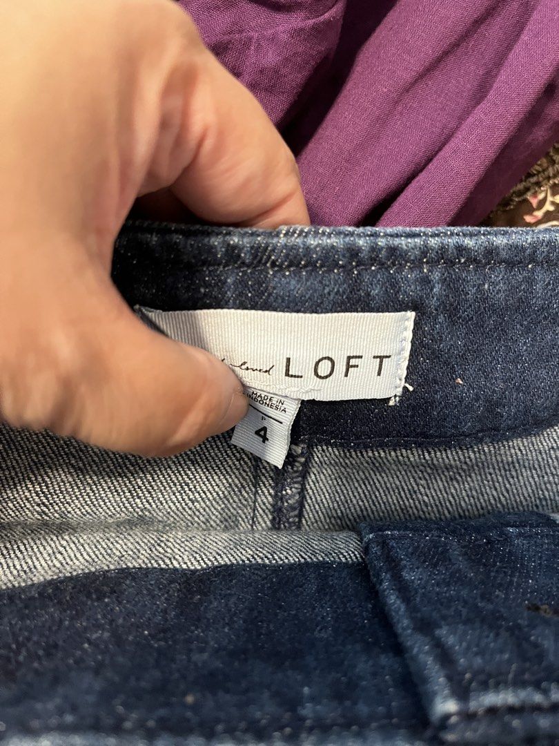 LOFT Dark Wash Denim Button-Front Midi Skirt Size 4 (Category: Skirts) located in Pasig City. Submitted by samotsari (Listing ID 1449276490, Image 2). Description: - LOFT dark wash denim midi skirt - Button-front style - Includes a tie belt - Functional side pockets - Classic and versatile design, perfect for various occasions.