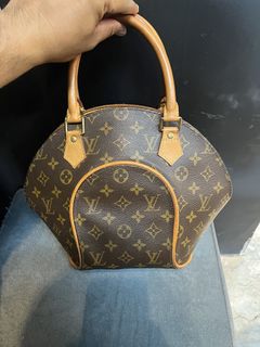 (Category: ) located in . Submitted by centric_luxe (Listing ID 1449149135, Image 1). Description: .