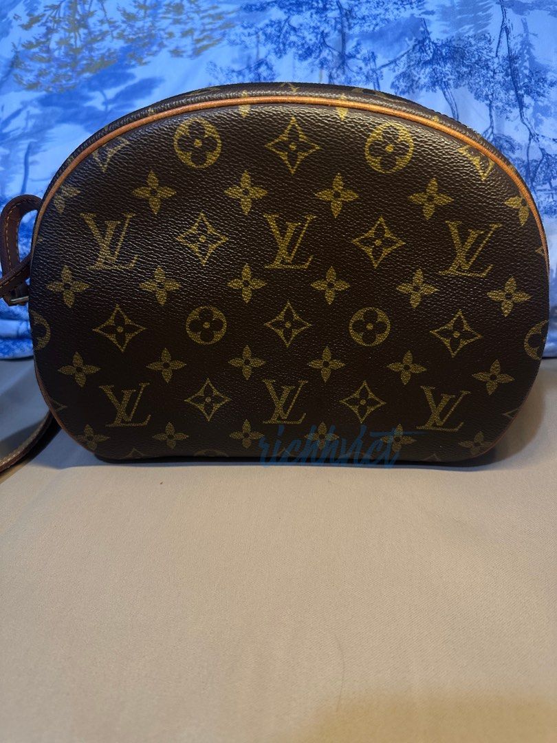 Monogram Canvas Crossbody Bag (Category: Luxury Bags & Wallets) located in Manila. Submitted by richhvict (Listing ID 1449298538, Image 2). Description: ✨ Louis Vuitton Blois Monogram Crossbody Bag 🤎 If you’re looking for that classic LV girlie vibe, this one’s for you. 🤍 Super timeless and bagay sa everyday fits or pang-date night. A true staple that never goes out of style. 👜 Louis Vuitton Blois Monogram Bag 📍 Bought in Japan (2022) Details