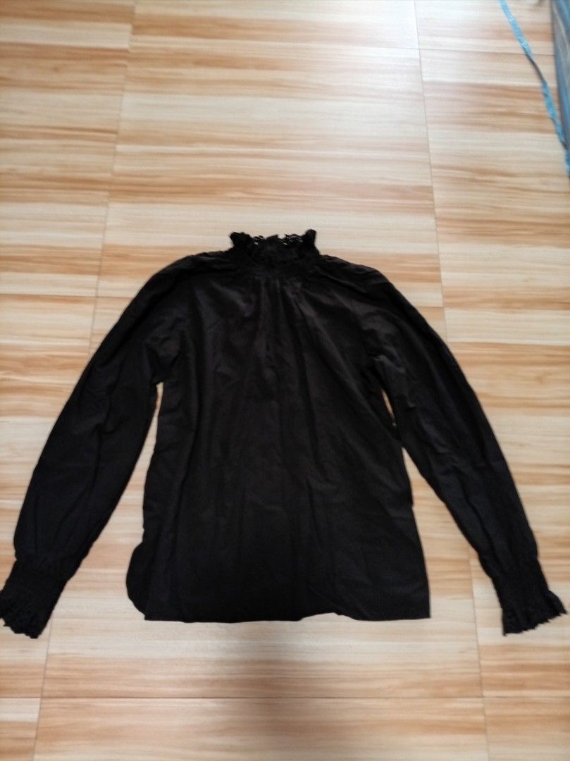 LOWRYS FARM High Neck ruffled neckline / Free Size (Category: Longsleeves) located in Calasiao. Submitted by thrift205 (Listing ID 1449127576, Image 1). Description: ‼️FREE‼️ Get this item for free when you avail any of my listed items worth 299⬆️.