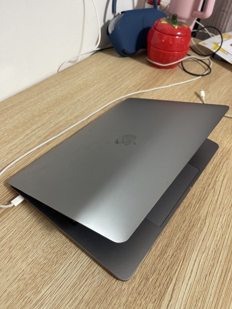 MacBook Pro 2019 i5 13 inch507471446514739202