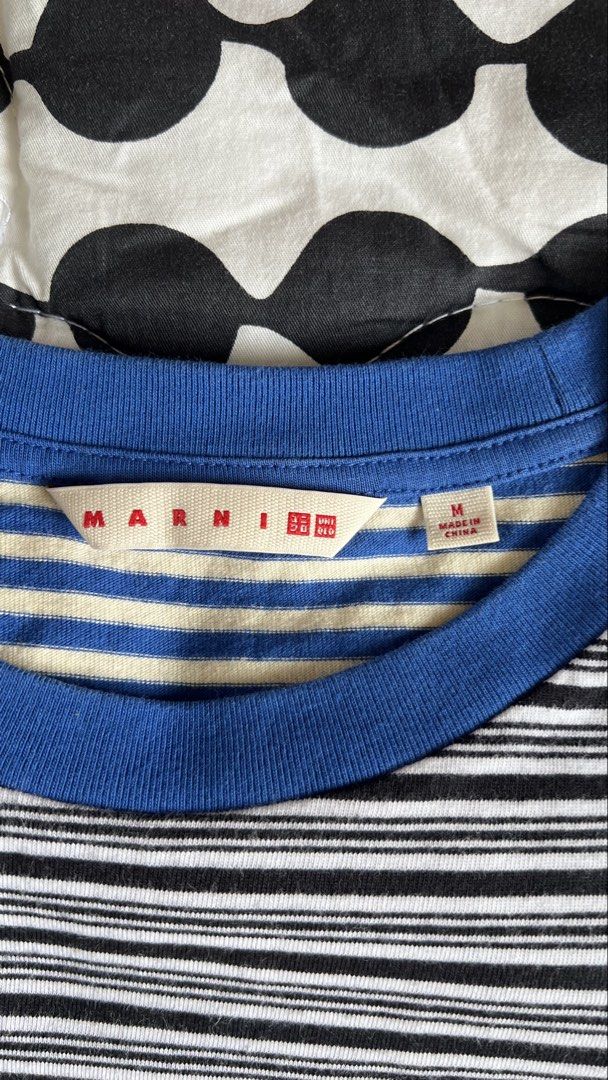 Marni x Uniqlo 橫間tee （前後唔同Pattern) （分類：T-shirt、恤衫、有領衫）位於 Hong Kong。 由 loulou888 提交（商品編號 1449154850，圖片 1）。簡介： 95%新， Marni x Uniqlo 橫間Tee, 前後唔同Pattern, 胸闊55 cm，衫長62 cm, 沙田華美孚站面交，順豐都可以。