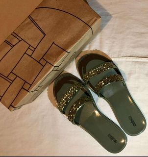 (Category: ) located in . Submitted by tinescuratedcloset (Listing ID 1449186791, Image 1). Description: .