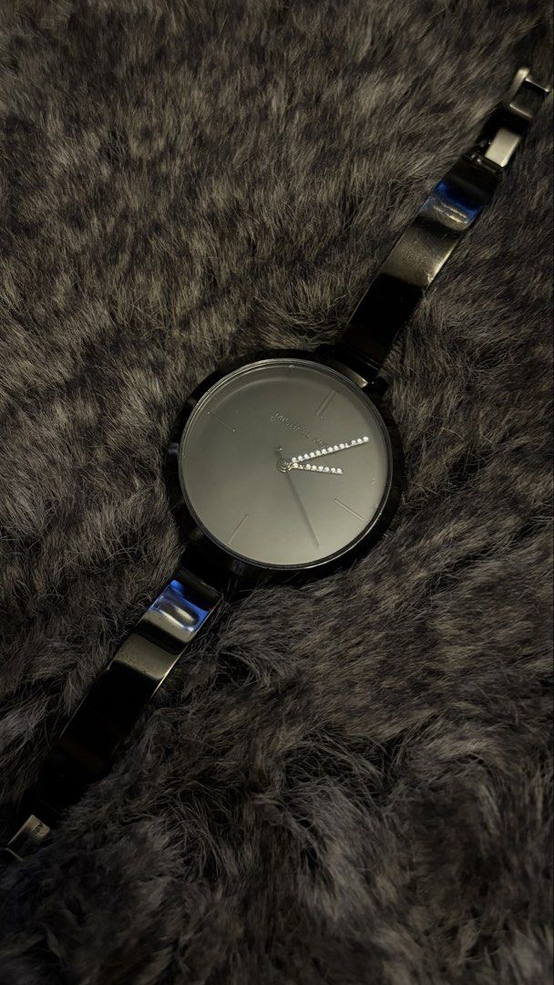 Michael Kors Bangle-Style Strap (Category: Luxury Watches) located in Paranaque City. Submitted by preamata (Listing ID 1449207641, Image 1). Description: - Authentic Michael Kors watch - Stainless steel band - A great pre-owned piece Well used. Visible signs of usage. ***For battery replacement .