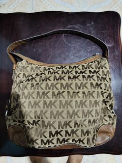 (Category: ) located in . Submitted by dyastenthrift (Listing ID 1449271366, Image 1). Description: .