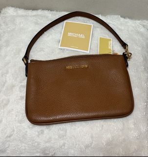 (Category: ) located in . Submitted by solize_closet (Listing ID 1449323879, Image 1). Description: .