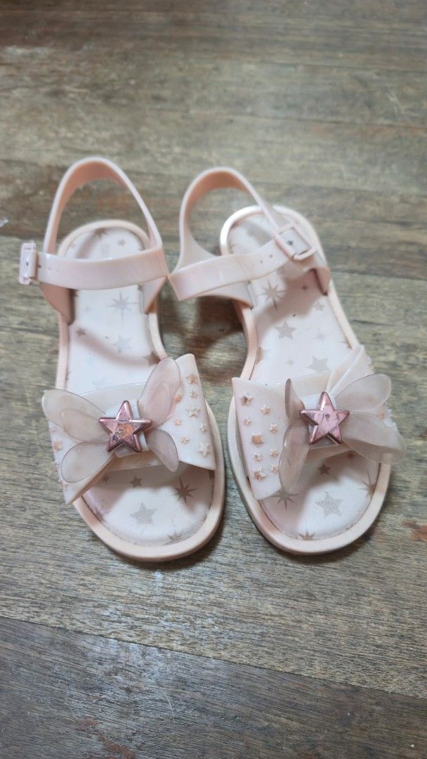 Mini Melissa Pink Star Jelly Sandals (Category: Babies & Kids Fashion) located in Quezon City. Submitted by mimi0024 (Listing ID 1449127661, Image 1). Description: size: USA 4 - Adorable pink jelly sandals from Mini Melissa. - Features a fun star pattern on the insoles. - Decorated with a charming bow and star detail on the strap. - Secure buckle closure for a comfortable fit. - Perfect for little fashionistas! - Minor signs of wear on the soles.