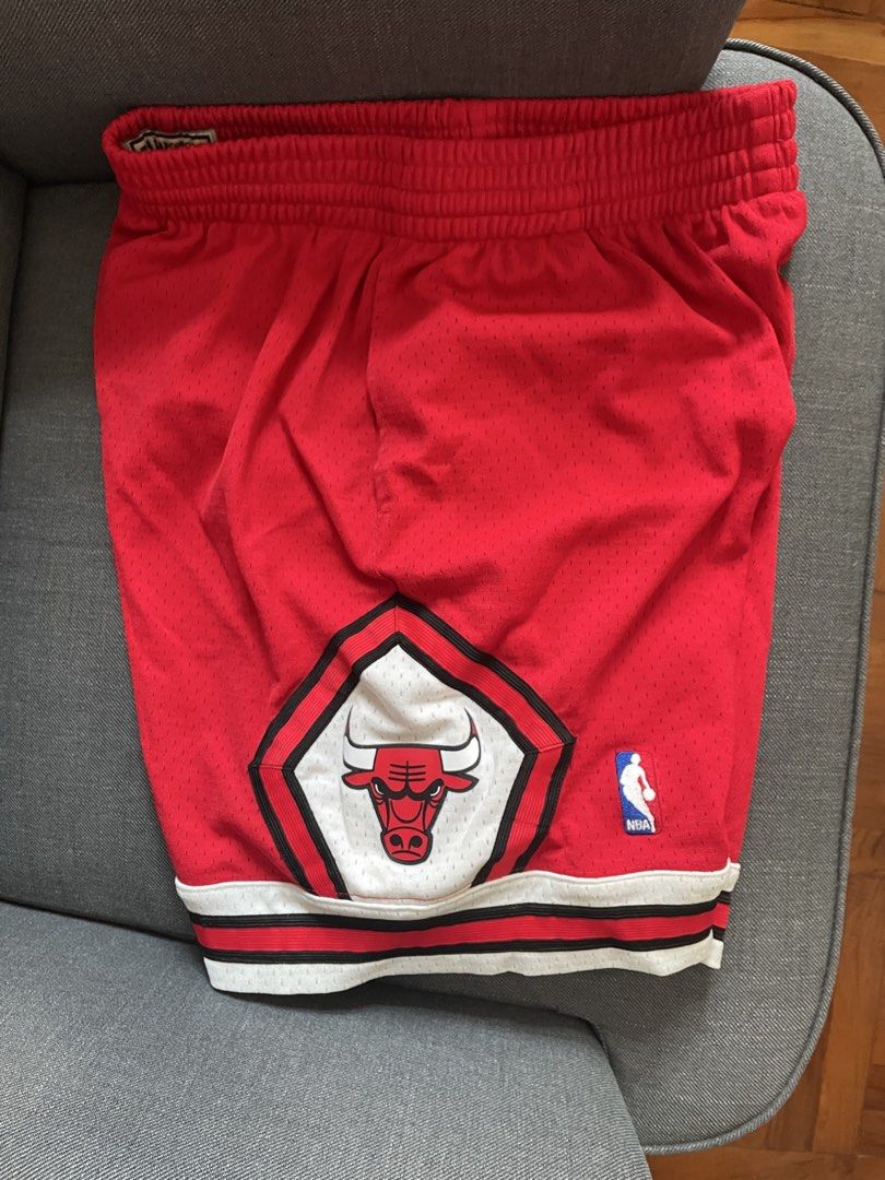 Mitchell & Ness NBA 公牛隊籃球短褲 Size L （分類：短褲）位於 Hong Kong。 由 yrp5xymgq4 提交（商品編號 1449180376，圖片 2）。簡介： Mitchell & Ness Hardwood Classics 籃球短褲，紅色，印有芝加哥公牛隊Logo，Size L 交收前請檢查清楚，交收後不退貨。