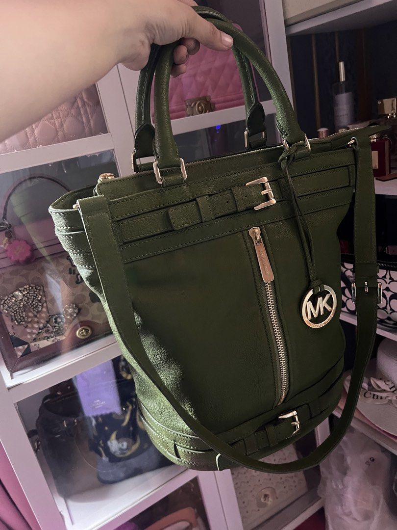 MK kingsbury bucket bag (Category: Cross-body Bags) located in General Trias. Submitted by glamph.december (Listing ID 1449244693, Image 1). Description: minimal dents sa hardware Good condition ang leather no crackings, rubber lining is good Gentrias cavite.