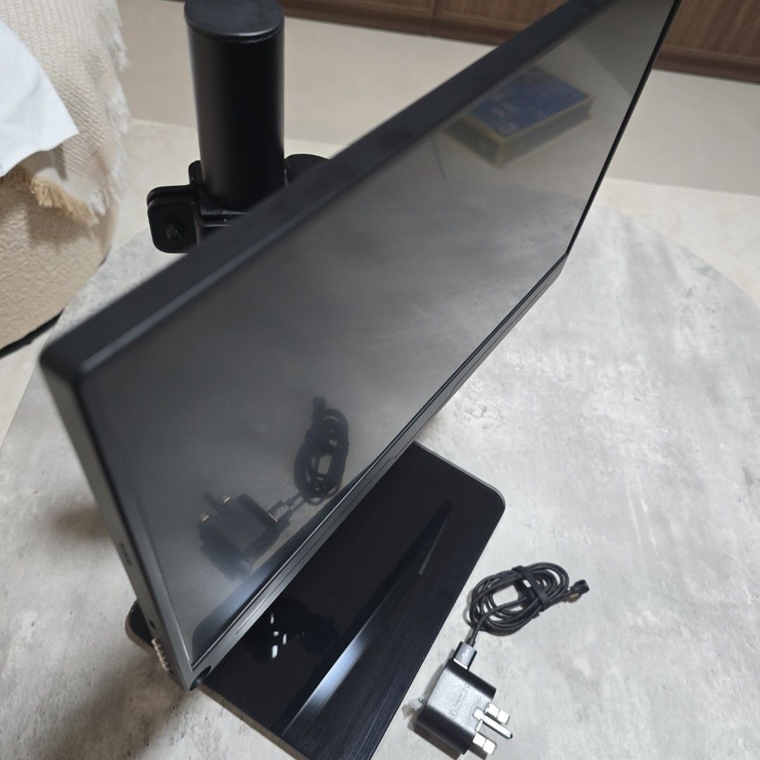Monitor with Adjustable Stand – Excellent Condition507481956413624328