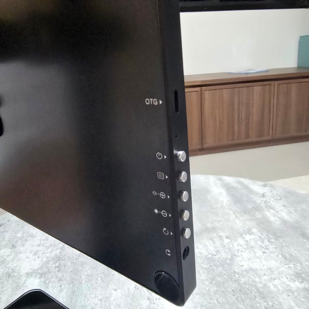 Monitor with Adjustable Stand – Excellent Condition507481956413624325