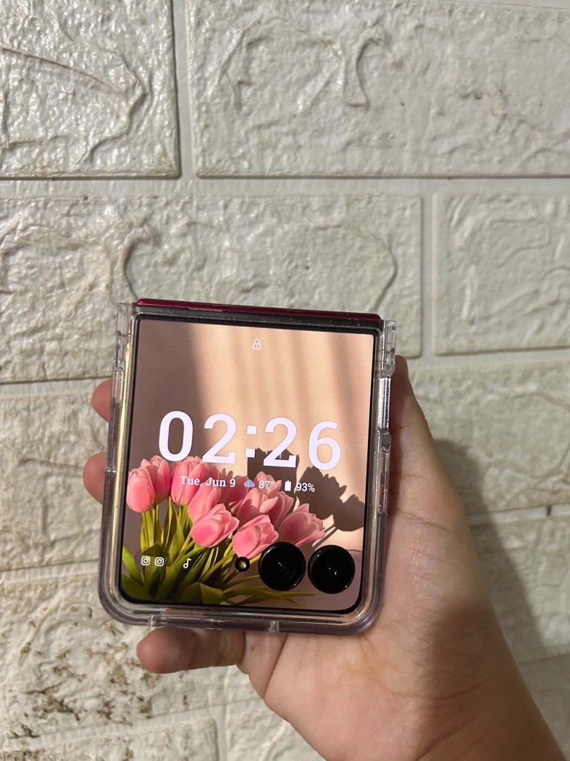 Motorola Razr 60 ultra Flip (Category: Motorola) located in Caloocan City. Submitted by guccidais (Listing ID 1449295994, Image 2). Description: Motorola Razr 60 Ultra (2025) – 16GB RAM / 512GB Storage Selling my Motorola Razr 60 Ultra in excellent condition. 📌 Specs: ✅ 16GB RAM + 4GB RAM Boost ✅ 512GB Storage ✅ 50MP Front Camera ✅ Dual 50MP Rear Cameras ✅ Large foldable display (2992 × 1224) ✅ External display (1272 × 1080) ✅ Manufactured in 20