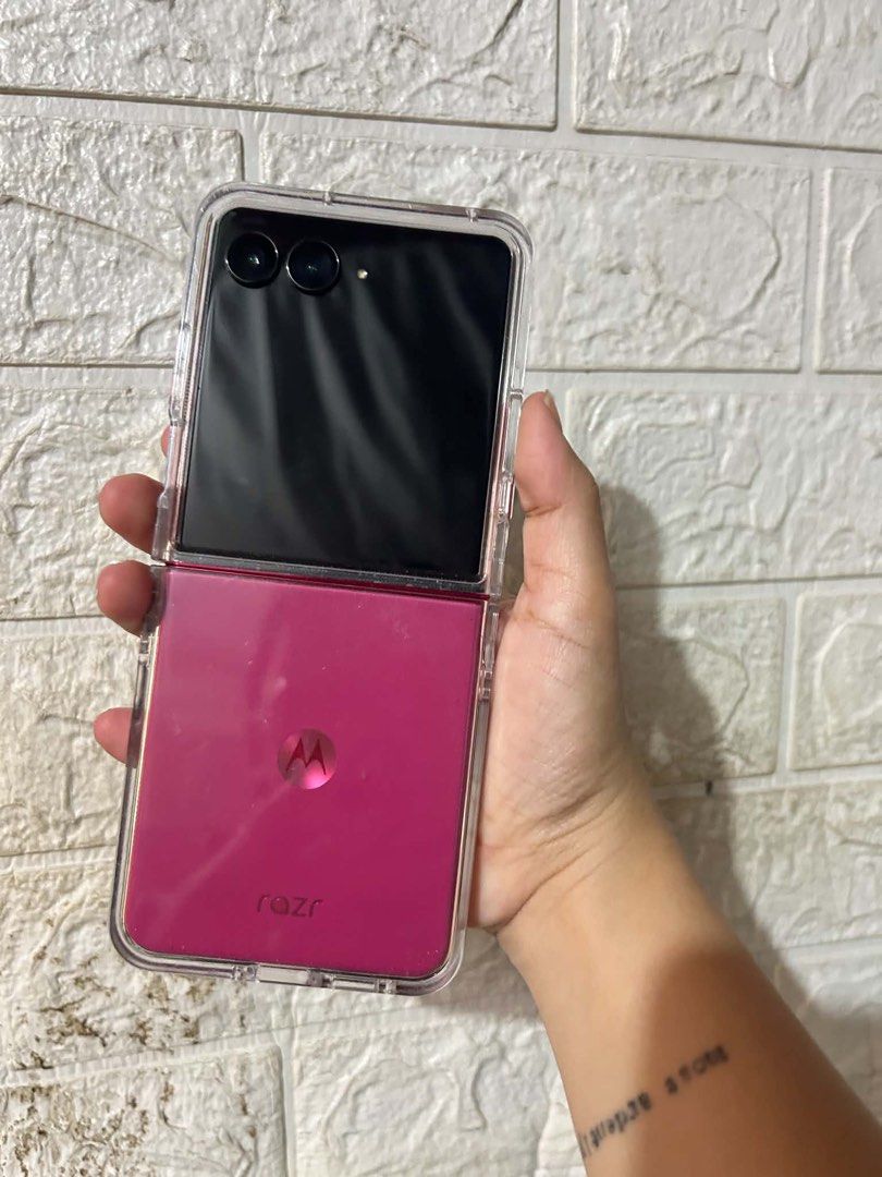 Motorola Razr 60 ultra Flip (Category: Motorola) located in Caloocan City. Submitted by guccidais (Listing ID 1449295994, Image 3). Description: Motorola Razr 60 Ultra (2025) – 16GB RAM / 512GB Storage Selling my Motorola Razr 60 Ultra in excellent condition. 📌 Specs: ✅ 16GB RAM + 4GB RAM Boost ✅ 512GB Storage ✅ 50MP Front Camera ✅ Dual 50MP Rear Cameras ✅ Large foldable display (2992 × 1224) ✅ External display (1272 × 1080) ✅ Manufactured in 20