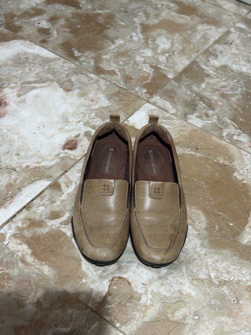 Naturalizer Tan Leather Slip-On Flats (Category: Flats & Sandals) located in Quezon City. Submitted by abondoc (Listing ID 1449131835, Image 2). Description: Authentic naturalizer Fits slim feet only With stain as shown in pic but still intact sole - Brand: Naturalizer - Type: Slip-on flats - Material: Tan leather - Features: Comfortable, easy to wear.