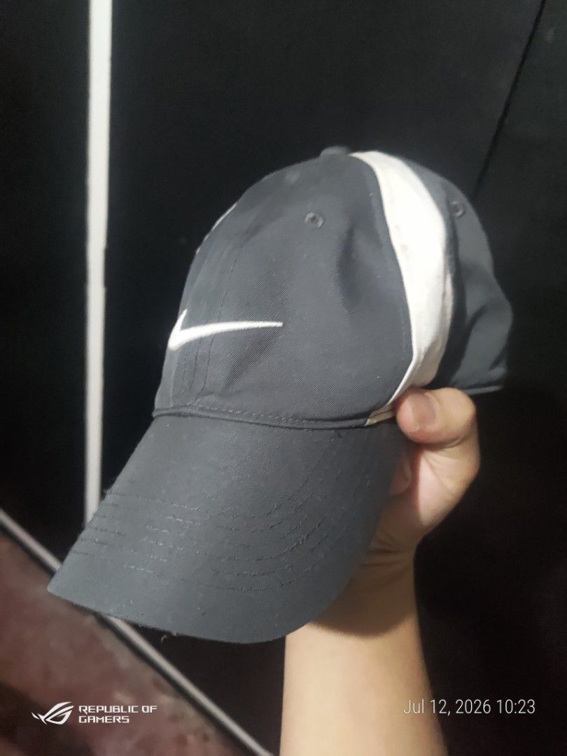 Nike Golf Cap (Category: Caps & Hats) located in Las Pinas. Submitted by choochiee (Listing ID 1449119592, Image 1). Description: - Grey Nike Golf cap - Classic design with Nike swoosh - Adjustable strap for a comfortable fit - Perfect for golf or casual wear - Minor signs of wear on the inner band.