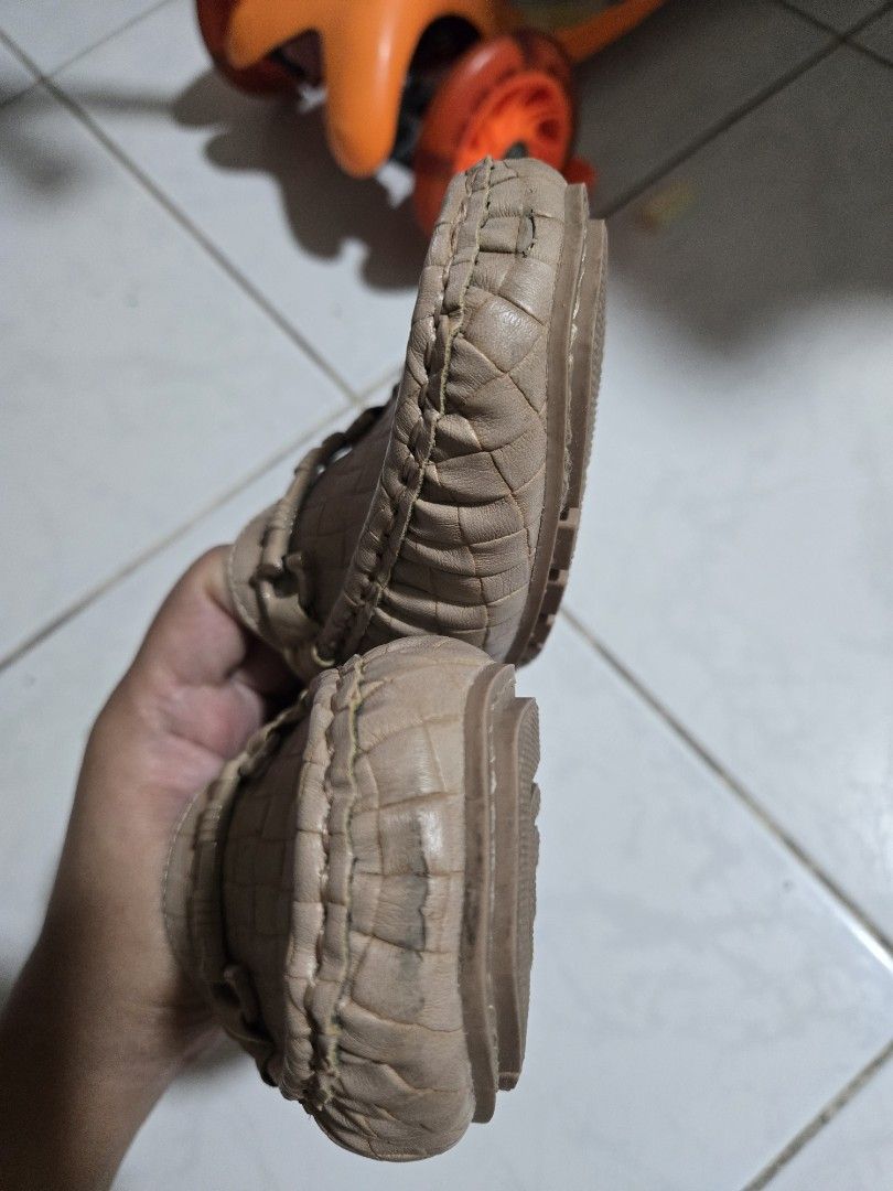 Nude comfy shoes (Category: Flats & Sandals) located in Bacoor. Submitted by mishindeclutter (Listing ID 1449169914, Image 3). Description: not used no box may konting gasgas sa harap dahil sa pag travel ng bagahe.