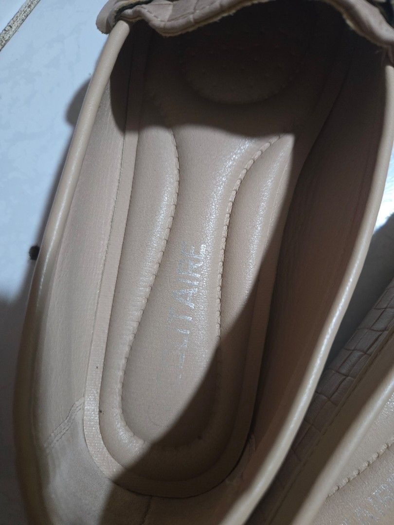 Nude comfy shoes (Category: Flats & Sandals) located in Bacoor. Submitted by mishindeclutter (Listing ID 1449169914, Image 2). Description: not used no box may konting gasgas sa harap dahil sa pag travel ng bagahe.