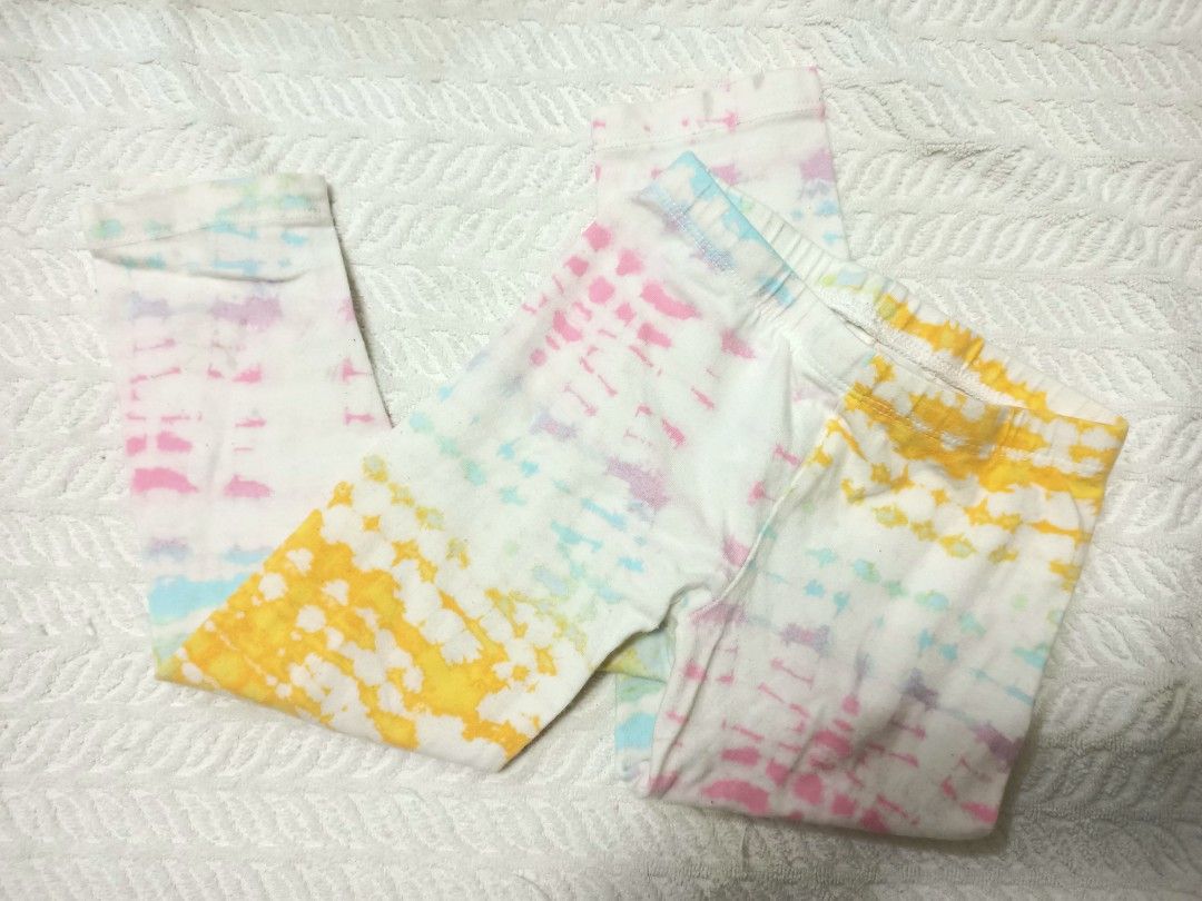 Old Navy Tie-Dye Leggings Size 3T (Category: Babies & Kids Fashion) located in Las Pinas. Submitted by ZHOEYCLOTHING (Listing ID 1449318091, Image 1). Description: - Cute tie-dye leggings from Old Navy - White base with pastel pink, blue, yellow, and purple tie-dye - Stretchy waistband for comfort - Ideal for everyday wear or playtime - Perfect for your little one.