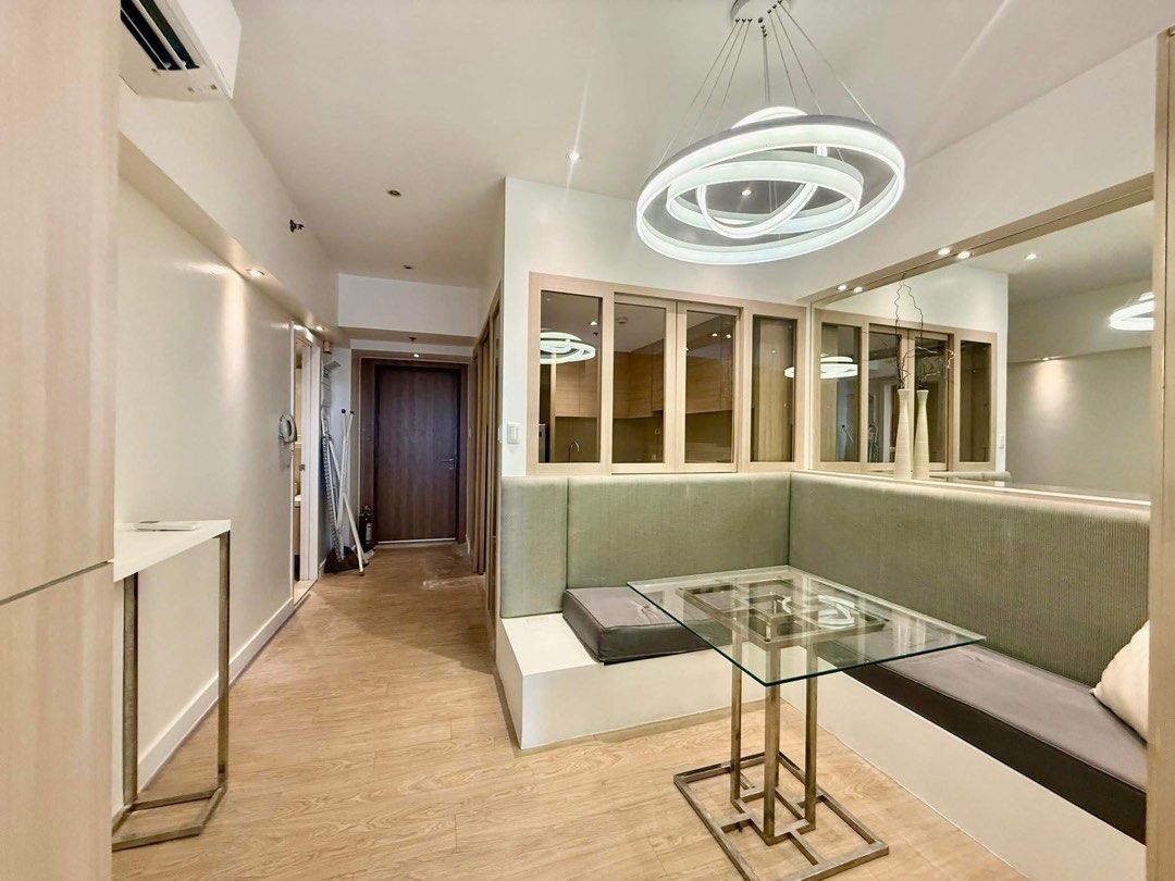 One Shangrila Place Studio for Lease (Category: Apartments & Condos) located in Manila. Submitted by steffie.yu (Listing ID 1449133476, Image 3). Description: ‼️For Lease ‼️ Well maintained 45 square meters and nicely furnished studio With majestic view of the makati skyline Dramatic sunset view Fully equipped kitchen 1 toilet and bath 💯Brand New Aircon ✅Lease Rate : Php 45,000 negotiable #oneshangrilaplacestudio #OSP #oneshang #oneshangforlease